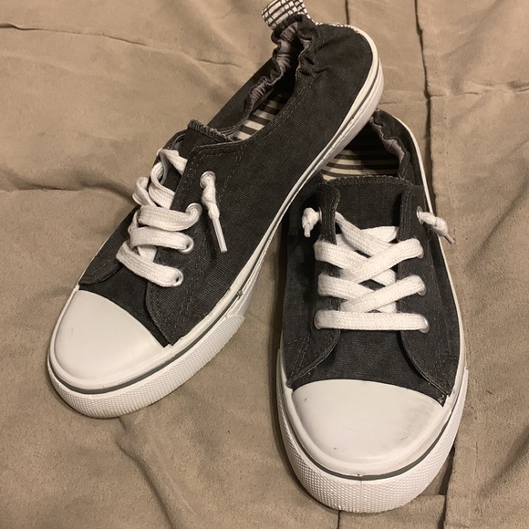 Maurices Gray Size 8-1/2 Slip On Shoes - Picture 2 of 4